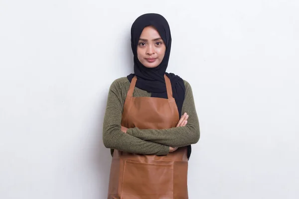Asiatisk Muslimsk Kvinna Barista Servitris Bär Förkläde Vit Bakgrund — Stockfoto