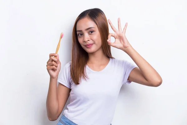 Ung Vacker Asiatisk Kvinna Borsta Tänderna Isolerade Vit Bakgrund — Stockfoto