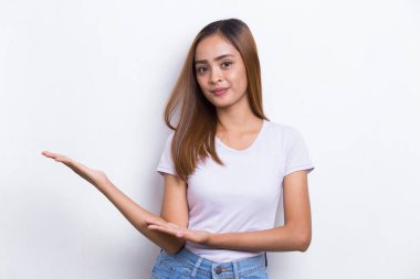 Beyaz arka planda izole edilmiş farklı yönleri gösteren mutlu Asyalı kadın.