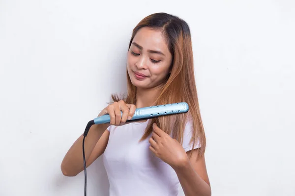 Young Asian Beautiful Happy Woman Straightening Hair Hair Straightener White — Stock Photo, Image