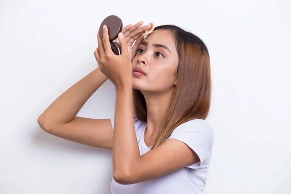 Vacker Asiatisk Kvinna Tillämpa Pulver Vid Makeup Kosmetiska Isolerad Vit — Stockfoto
