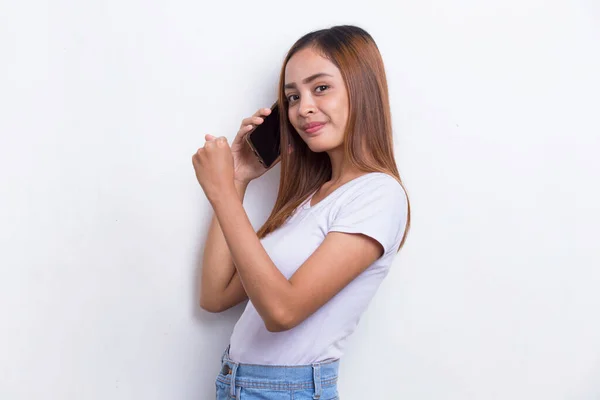 Glad Ung Asiatisk Vacker Kvinna Med Hjälp Mobiltelefon Isolerad Vit — Stockfoto