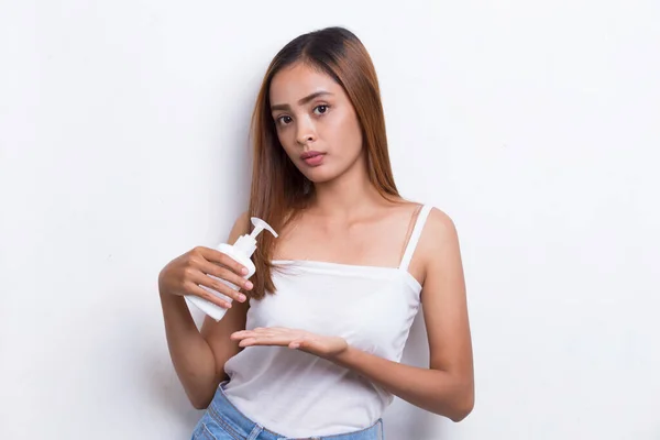 Ung Vacker Asiatisk Kvinna Sätta Hudvård Produkt Till Hennes Ansikte — Stockfoto
