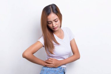 Genç Asyalı kadın bel ağrısı ve bel ağrısı çekiyor.