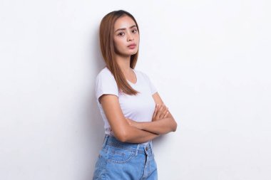 Beyaz arka planda temiz ve taze saçları olan güzel Asyalı bir kadının portresi.