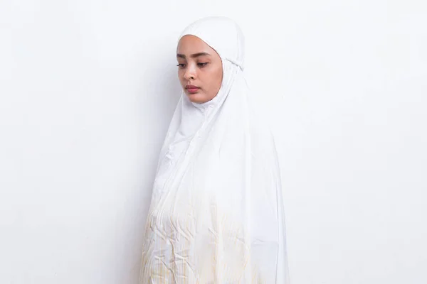 白い背景に隔離された祈りをする若いアジア系ムスリム女性 — ストック写真