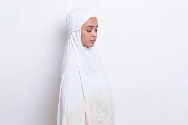 Ung Asiatisk Muslimsk Kvinna Ber Isolerad Vit Bakgrund — Stockfoto