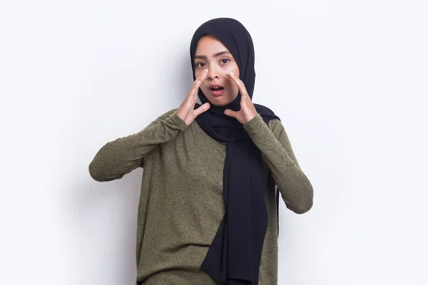 Jong Aziatische Mooi Moslim Vrouw Schreeuwen Schreeuwen Aankondigen Geïsoleerd Witte — Stockfoto