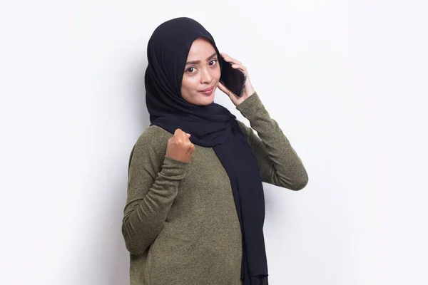Szczęśliwy Młody Azji Piękny Muzułmanin Kobieta Pomocą Telefon Komórkowy Odizolowany — Zdjęcie stockowe