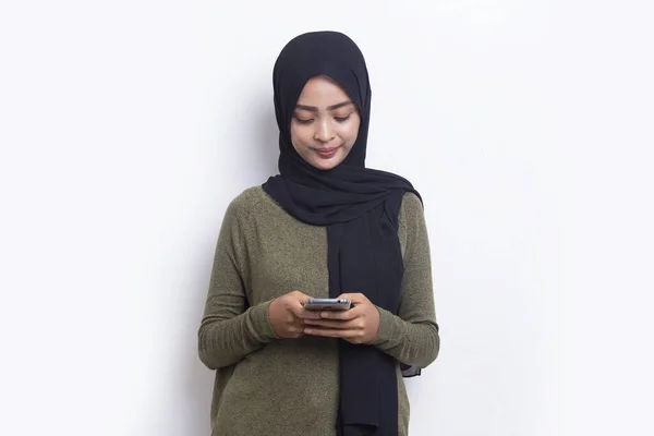 Gelukkig Jong Aziatisch Mooi Moslim Vrouw Met Behulp Van Mobiele — Stockfoto