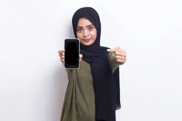 Ung Vacker Asiatisk Muslimsk Kvinna Demonstrera Mobiltelefon Isolerad Vit Bakgrund — Stockfoto