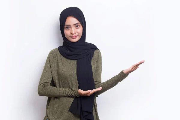 Ευτυχισμένη Νεαρή Ασιάτισσα Μουσουλμάνα Που Δείχνει Δάχτυλα Διαφορετικές Κατευθύνσεις Απομονωμένη — Φωτογραφία Αρχείου