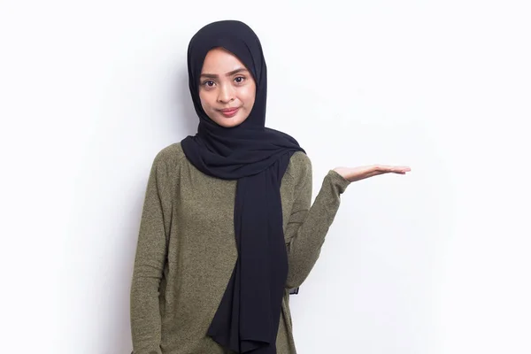 Glad Ung Asiatisk Muslimsk Kvinna Pekar Med Fingrar Olika Riktningar — Stockfoto