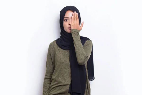 Молодая Азиатская Мусульманка Закрывает Один Глаз Рукой Белом Фоне — стоковое фото