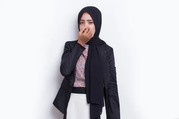 Asiático Negócio Muçulmano Mulher Segurando Seu Nariz Por Causa Mau — Fotografia de Stock
