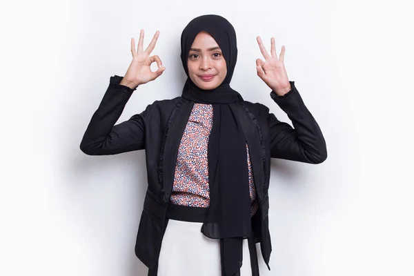 Joven Asiático Hermosa Musulmana Mujer Con Signo Gesto Tumb Hasta —  Fotos de Stock