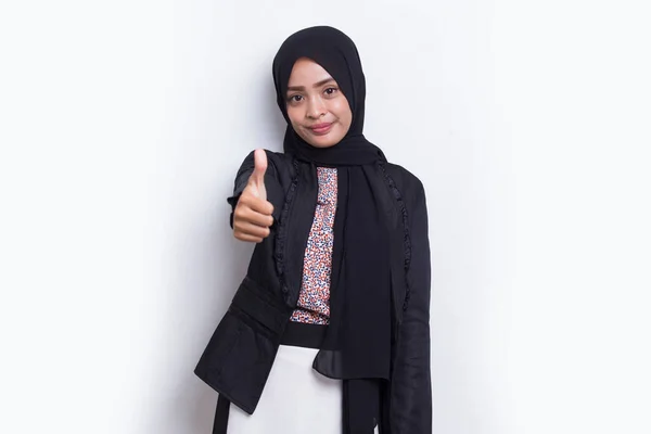 Jovem Asiático Bonito Muçulmano Mulher Com Sinal Gesto Tumb Isolado — Fotografia de Stock