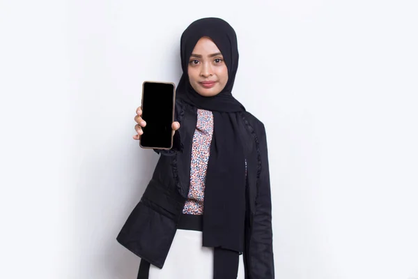 Fiatal Gyönyörű Ázsiai Muszlim Bemutató Mobiltelefon Elszigetelt Fehér Háttér — Stock Fotó