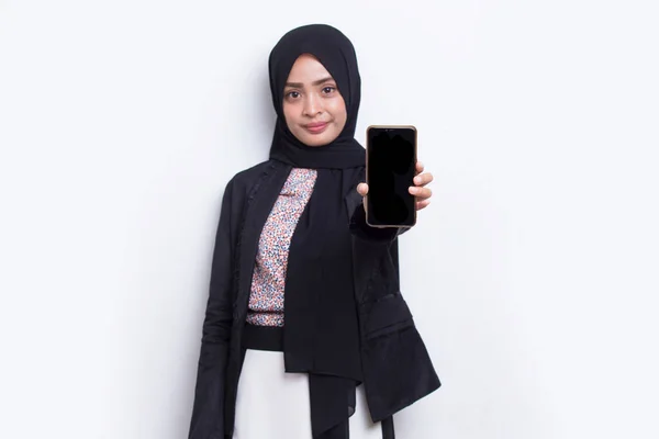 Νεαρή Όμορφη Ασιατική Μουσουλμάνα Γυναίκα Επιδεικνύοντας Κινητό Τηλέφωνο Απομονωμένο Λευκό — Φωτογραφία Αρχείου