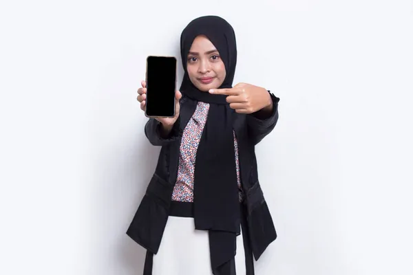 Ung Vacker Asiatisk Muslimsk Kvinna Demonstrera Mobiltelefon Isolerad Vit Bakgrund — Stockfoto