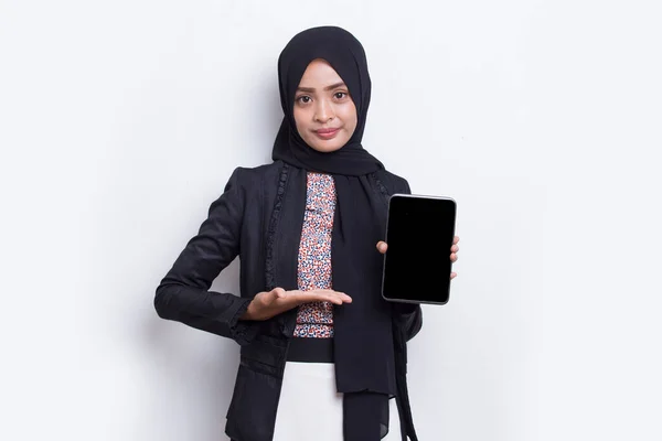 Jong Mooi Aziatische Moslim Vrouw Demonstreren Mobiele Telefoon Geïsoleerd Witte — Stockfoto