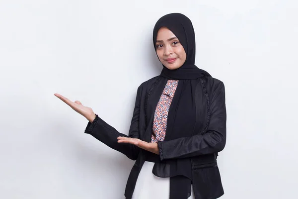 年轻快乐的亚裔穆斯林女子 手指指向不同的方向 与白人背景隔离 — 图库照片