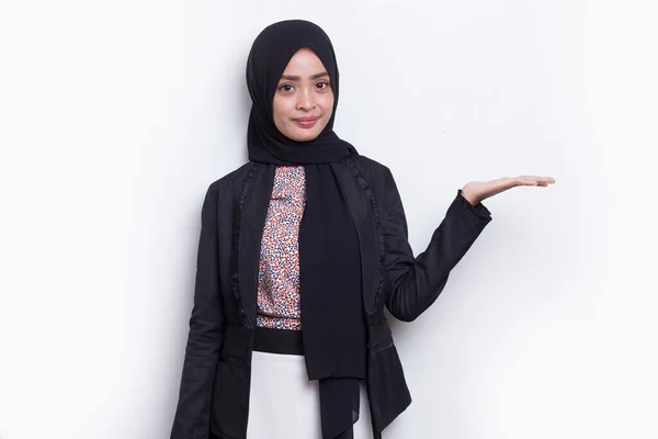 Szczęśliwy Młody Azjatycki Muzułmanin Kobieta Wskazując Palcami Różnych Kierunkach Izolowane — Zdjęcie stockowe