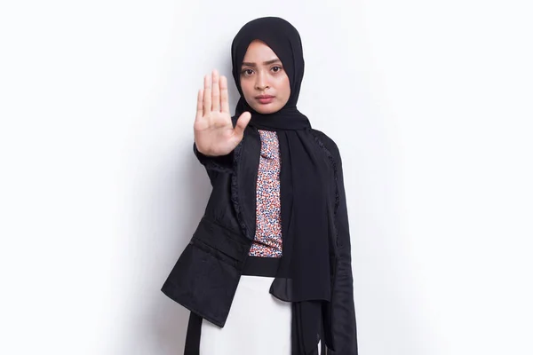 Mujer Musulmana Negocios Con Mano Abierta Haciendo Stop Sign Con —  Fotos de Stock