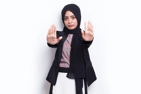 Muzułmańska Kobieta Biznesu Otwartą Ręką Robi Znak Stop Poważnym Gestem — Zdjęcie stockowe