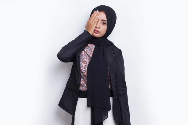 Jovem Asiático Muçulmano Mulher Cobrindo Olho Com Mão Isolada Fundo — Fotografia de Stock