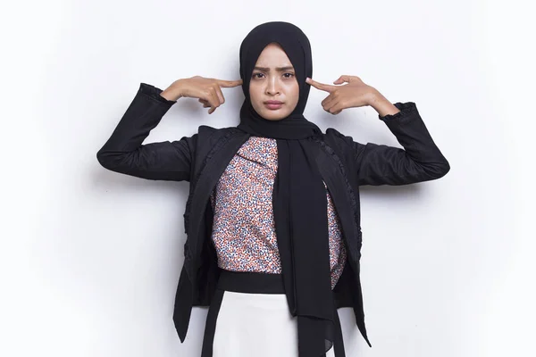 Młody Azji Muzułmanin Biznes Kobieta Obejmujące Oba Uszy Rąk Odizolowanych — Zdjęcie stockowe