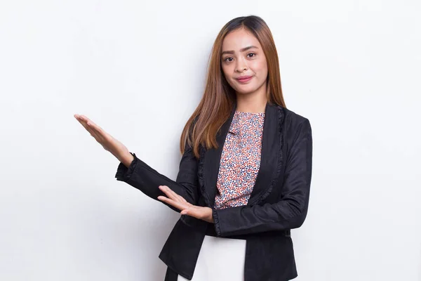 Šťastná Mladá Asijská Obchodní Žena Ukazuje Prsty Různých Směrů Izolovaných — Stock fotografie