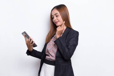 Beyaz arka planda izole edilmiş cep telefonu kullanan mutlu Asyalı iş kadını.