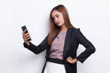 Beyaz arka planda izole edilmiş cep telefonu kullanan Asyalı genç bir iş kadını.