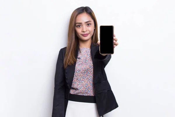Genç Asyalı Kadını Beyaz Arka Planda Cep Telefonu Gösterisi Yapıyor — Stok fotoğraf