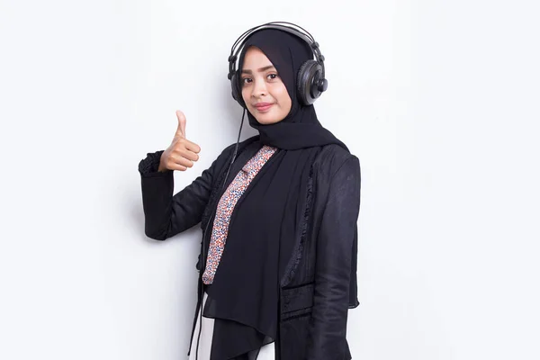 白い背景に隔離されたヒジャーブのオペレーターの顧客サービスを身に着けているアジアのイスラム教徒の女性 — ストック写真