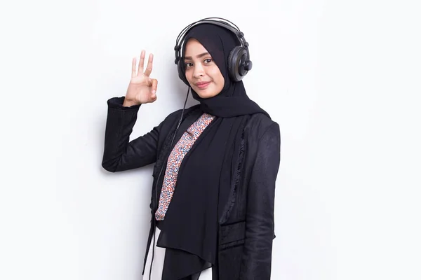 Aziatische Moslim Vrouw Dragen Hijab Operator Klantenservice Geïsoleerd Witte Achtergrond — Stockfoto