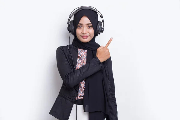 Mujer Musulmana Asiática Con Operador Hijab Servicio Cliente Señalando Con —  Fotos de Stock