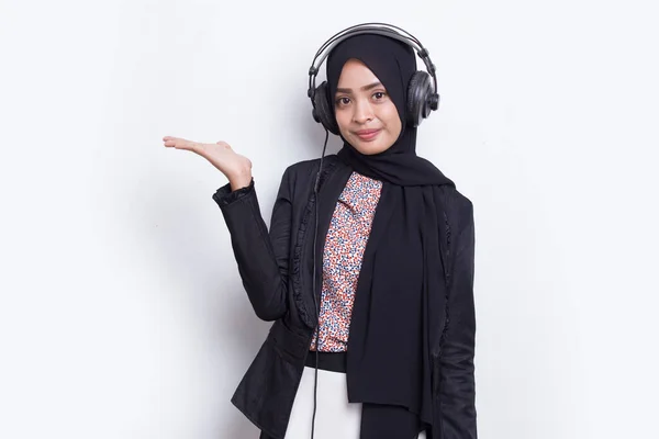 Ásia Muçulmano Mulher Vestindo Hijab Operador Atendimento Cliente Apontando Com — Fotografia de Stock