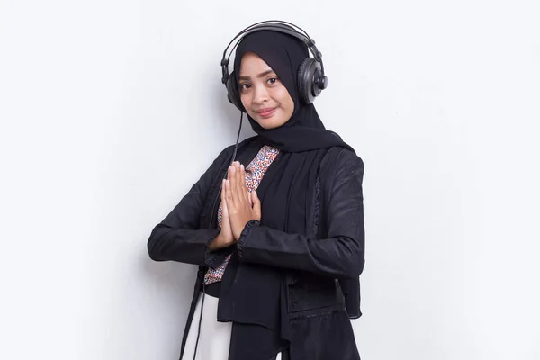 ヒジャーブオペレーターの顧客サービスを身に着けているアジアのイスラム教徒の女性は白の背景に隔離歓迎ジェスチャーを示しています — ストック写真