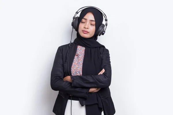 Mulher Muçulmana Asiática Com Hijab Ouvindo Música Fones Ouvido Isolados — Fotografia de Stock