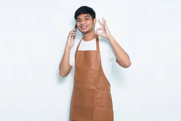 Šťastný Radostný Mladý Asijský Barista Muž Barman Nebo Servírka Pomocí — Stock fotografie