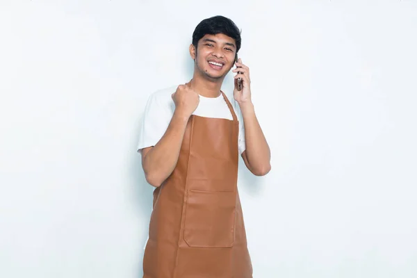 Šťastný Radostný Mladý Asijský Barista Muž Barman Nebo Servírka Pomocí — Stock fotografie