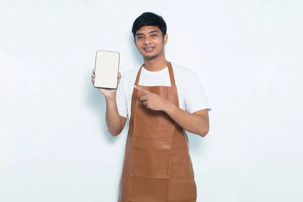 Vrolijke Vrolijke Jonge Aziatische Man Barista Barman Serveerster Demonstreren Mobiele — Stockfoto