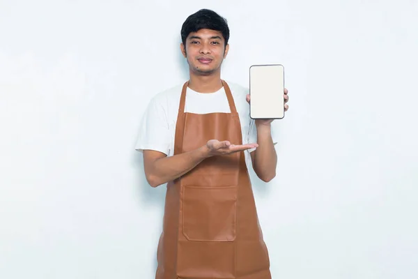 Šťastný Radostný Mladý Asijský Muž Barista Barman Nebo Servírka Demonstrující — Stock fotografie