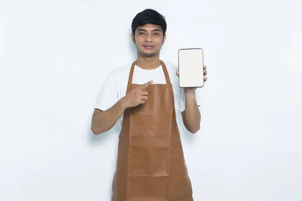 Heureux Joyeux Jeune Asiatique Homme Barista Barman Serveuse Démontrant Téléphone — Photo