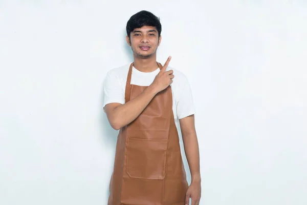 Šťastný Mladý Asijský Muž Barista Servírka Ukazující Prsty Různých Směrů — Stock fotografie