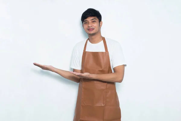 Gelukkig Jong Aziatische Man Barista Serveerster Wijzend Met Vingers Naar — Stockfoto