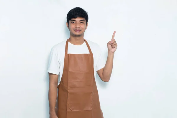 Šťastný Mladý Asijský Muž Barista Servírka Ukazující Prsty Různých Směrů — Stock fotografie