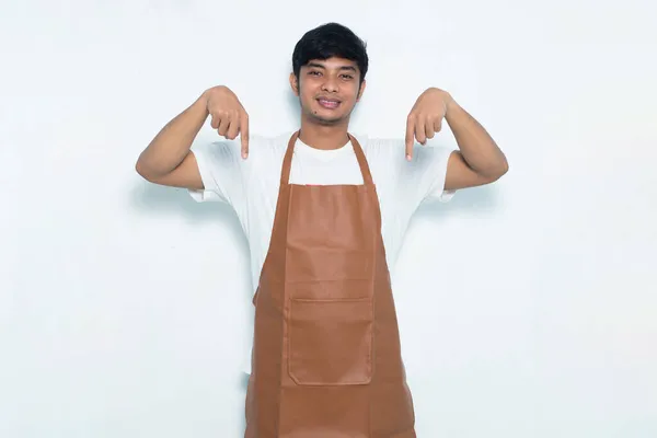 Gelukkig Jong Aziatische Man Barista Serveerster Wijzend Met Vingers Naar — Stockfoto